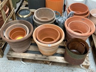 (COLLECTION ONLY) PALLET OF ASSORTED GARDEN PLANTERS TO INCLUDE LARGE RUSTIC STYLE TERRACOTTA PLANTERS: LOCATION - D1