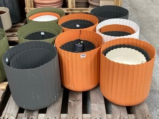 PALLET OF ASSORTED RIDGED STYLE METAL GARDEN PLANTERS: LOCATION - D1 (KERBSIDE PALLET DELIVERY)