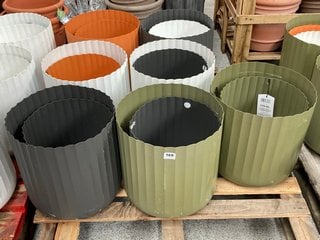 PALLET OF ASSORTED RIDGED STYLE METAL GARDEN PLANTERS: LOCATION - D1 (KERBSIDE PALLET DELIVERY)