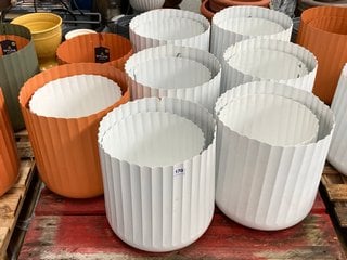 PALLET OF ASSORTED RIDGED STYLE METAL GARDEN PLANTERS: LOCATION - D1 (KERBSIDE PALLET DELIVERY)