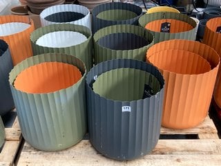 PALLET OF ASSORTED RIDGED STYLE METAL GARDEN PLANTERS: LOCATION - D1 (KERBSIDE PALLET DELIVERY)