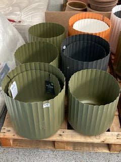 PALLET OF ASSORTED RIDGED STYLE METAL GARDEN PLANTERS: LOCATION - D1 (KERBSIDE PALLET DELIVERY)