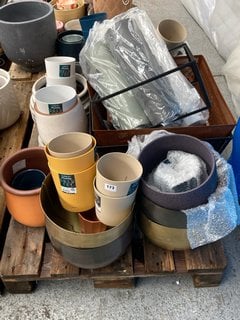 (COLLECTION ONLY) PALLET OF ASSORTED GARDEN PLANTERS TO INCLUDE VECA MADDIE GARDEN PLANTERS: LOCATION - D1