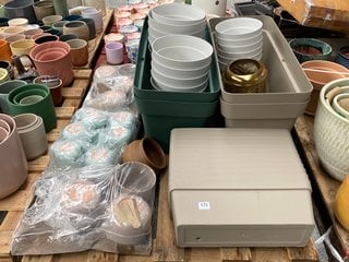 (COLLECTION ONLY) PALLET OF ASSORTED GARDEN PLANTERS TO INCLUDE BRASS STYLE LANTERN PLANTER: LOCATION - D1