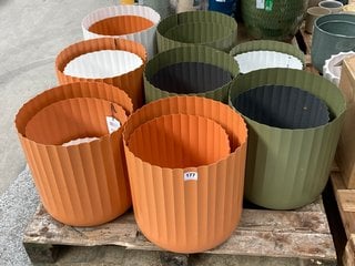 PALLET OF ASSORTED RIDGED STYLE METAL GARDEN PLANTERS: LOCATION - D1 (KERBSIDE PALLET DELIVERY)