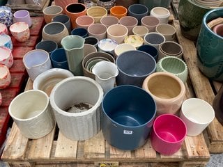 (COLLECTION ONLY) PALLET OF ASSORTED GARDEN PLANTERS AND PLANT POT HOLDERS IN ASSORTED STYLES AND DESIGNS: LOCATION - D1