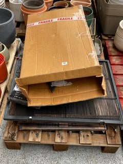 PALLET OF ASSORTED GARDEN ITEMS TO INCLUDE PLANTER STAND IN BRASS: LOCATION - D1 (KERBSIDE PALLET DELIVERY)