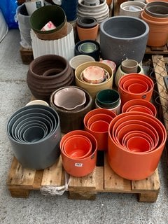 (COLLECTION ONLY) PALLET OF ASSORTED GARDEN PLANTERS TO INCLUDE URN STYLE RIBBED PLANTER IN DARK BROWN: LOCATION - D1