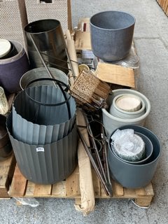 (COLLECTION ONLY) PALLET OF ASSORTED GARDEN PLANTERS TO INCLUDE RIDGED STYLE METAL GARDEN PLANTERS IN GREY: LOCATION - D1