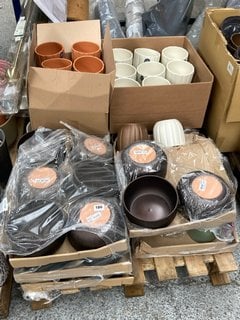 (COLLECTION ONLY) PALLET OF ASSORTED PLANT POT HOLDERS TO INCLUDE SMALL RIDGED STYLE PLANT POT HOLDERS IN IVORY: LOCATION - D1