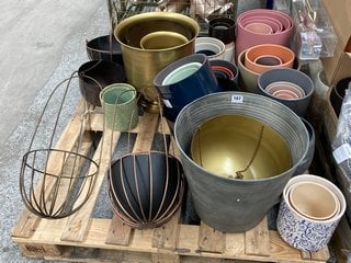 (COLLECTION ONLY) PALLET OF ASSORTED GARDEN PLANTERS TO INCLUDE GARDENS HANGING CAGE STYLE PLANTER IN COPPER AND BLACK: LOCATION - D1