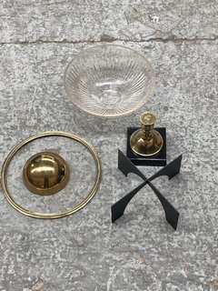 2 X ASSORTED HOMEWARE TO INCLUDE MEDIUM BOWL ORNAMENT WITH STAND IN GOLD AND MATT BLACK FINISH: LOCATION - A3