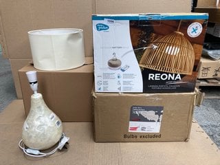 4 X ASSORTED LIGHTING ITEMS TO INCLUDE REONA PORTABLE HANGING LAMP: LOCATION - AR11