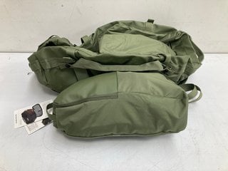 2 X ASSORTED THULE ITEMS TO INCLUDE THULE CHASM DUFFEL 40L IN GREEN: LOCATION - BR3