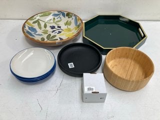 QTY OF ASSORTED ITEMS TO INCLUDE LARGE ROUND SERVING BOWL IN MANGO WOOD: LOCATION - BR8