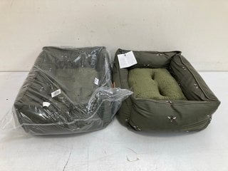 2 X JOULES BEE PRINT PET BEDS IN GREEN: LOCATION - BR9