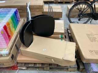 PALLET OF ASSORTED ITEMS TO INCLUDE 3 X BLACK WOODEN CHAIRS: LOCATION - B3 (KERBSIDE PALLET DELIVERY)