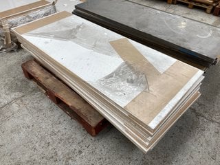 PALLET OF FSC SD WHITE INTERIOR WOODEN DOOR SIZE 1981 X 762 X 35 RRP £98: LOCATION - B4 (KERBSIDE PALLET DELIVERY)