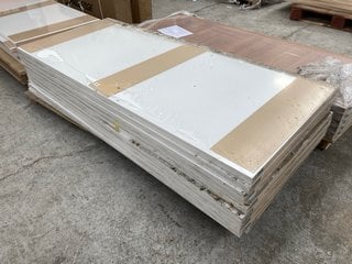 PALLET OF FSC PG4H WHITE WOOD DOOR SIZE 1981 X 838 X 35 CM: LOCATION - B5 (KERBSIDE PALLET DELIVERY)