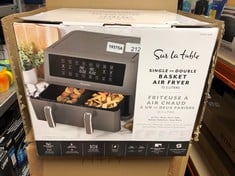 QUANTITY OF KITCHEN & APPLIANCES ITEMS TO INCLUDE SUR LA TABLE DIGITAL AIR FRYER DUAL GREY BASKET 10.4L WITH REMOVABLE SEPARATOR, NON-STICK CRISPER TRAY: LOCATION - B