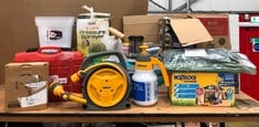 QUANTITY OF ASSORTED GARDEN ITEMS TO INCLUDE HOZELOCK SUPERHOZE 30M: LOCATION - REAR TABLES(COLLECTION OR OPTIONAL DELIVERY AVAILABLE)