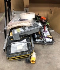 QUANTITY OF ASSORTED TOOLS TO INCLUDE DEFENDER PORTABLE LIGHT: LOCATION - REAR TABLES(COLLECTION OR OPTIONAL DELIVERY AVAILABLE)