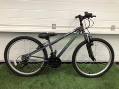 APOLLO SWITCH JUNIOR MOUNTAIN BIKE, 15 FRAME, 24 WHEELS, 18 SPEED GRIP SHIFT GEARS:: LOCATION - FRONT FLOOR(COLLECTION OR OPTIONAL DELIVERY AVAILABLE)