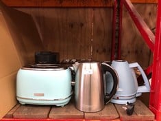 QUANTITY OF ASSORTED KITCHEN ITEMS TO INCLUDE HADEN 2 SLICE TOASTER IN BABY BLUE: LOCATION - LEFT RACK(COLLECTION OR OPTIONAL DELIVERY AVAILABLE)