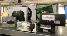 QUANTITY OF TECH & GAMING ITEMS TO INCLUDE VENOM TWIN CHARGING DOCK WITH 2 X RECHARGEABLE BATTERY PACKS - BLACK (XBOX SERIES X & S/XBOX ONE): LOCATION - BACK RACK