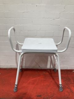 QTY OF 6 WHITE ZIMMER FRAMES WITH SEATS