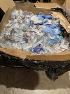 PALLET OF ITEMS TO INCLUDE DISH BRUSHES, POTATO PEELERS AND GLITTER