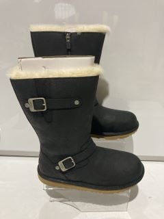 2 X UGG K KENSINGTON II BLACK BOOTS SIZE 5/4