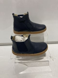 QTY OF ASSORTED START RITE SHOES TO INCLUDE CHELSEA FRENCH NAVY PATENT/CHECK BOOTS SIZE EU 30