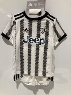 QTY OF ASSORTED CLOTHING TO INCLUDE JUVENTUS FC FULL KIT SIZE 4-5 YEARS