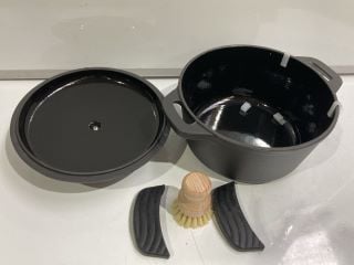 MON CHEF 26CM CASSEROLE ENAMELLED CAST IRON POT TO INC WOODEN CAKE SET