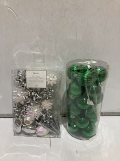 QTY OF ITEMS INCLUDING GREEN GLITTER BAUBLES