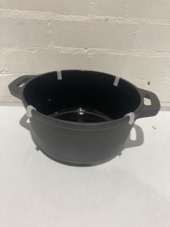 2 X MON CHEF 26CM CASSEROLE POT