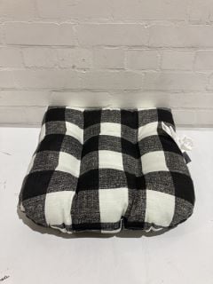 QTY OF ITEMS INCLUDING BLACK AND WHITE CHECKED OUTDOOR CHAIR CUSHION