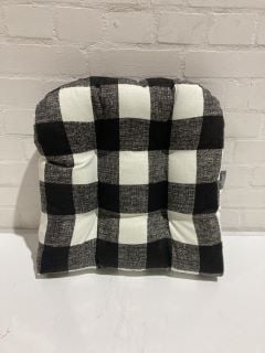 QTY OF ITEMS INCLUDING BLACK AND WHITE CHECKED OUTDOOR CHAIR CUSHION