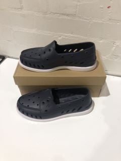 QTY OF SHOES INCLUDING SPERRY TOP-SIDER A/O FLOAT NAVY