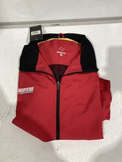 QTY OF ASSORTED CLOTHING ITEMS TO INCLUDE DERNYSTAR TEAMWEAR RED JACKET SIZE MEDIUM