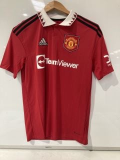 BOX OF ASSORTED CLOTHING ITEMS TO INCLUDE MANCHESTER UNITED JERSEY UK 15/16