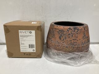 BOX OF ASSORTED HOUSEHOLD ITEMS TO INCLUDE RIVET RUSTIC TEXTURED STONEWARE PLANTER