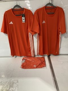 QTY OF ASSORTED CLOTHING ITEMS TO INCLUDE ADIDAS ORANGE JERSEY UK L