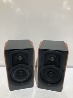 2 BOOKSHELF SPEAKERS WITH PASSIVE SPEAKER