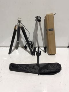 BOX OF ASSORTED ITEMS TO INCLUDE BLACK AND SILVER CHROME TRIPOD TABLE LAMP & HILLINGTON TRIPOD PAINTING EASEL 51CM X 160CM