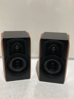 2 BOOKSHELF SPEAKERS WITH PASSIVE SPEAKER