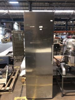 SIEMENS LARGE FREE STANDING GREY FRIDGE 67 X60 X 187CM MODEL KS36VVI30G