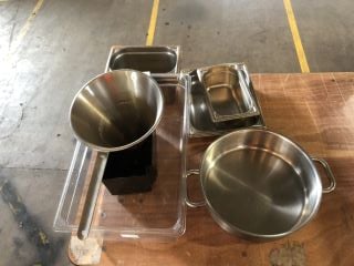 QTY OF KITCHEN ITEMS TO INCLUDE 6 STAINLESS STEEL PREP TRAYS 1 STRAINER 1 PLASTIC FOOD CONTAINER 1 SAUCEPAN