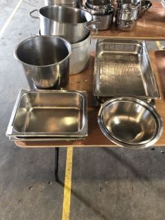 2X COOKING POTS TO INCLUDE 2 MIXING BOWLS 1 ICE BUCKET 2 PREP TRAYS 1 SIEVE TRAY & 2 STAINLESS STEEL COOKING TRAYS